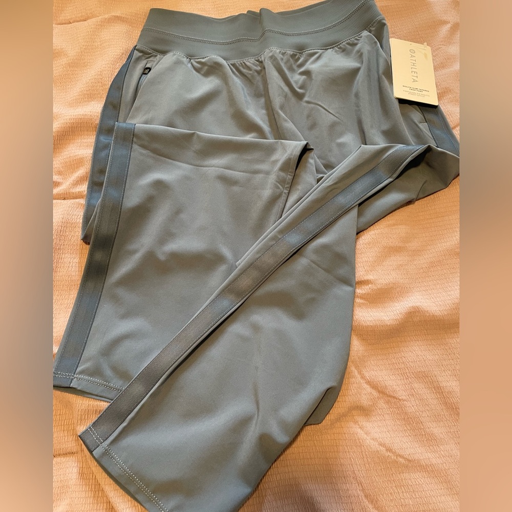 Athleta NWT Cropped Pull On Pant